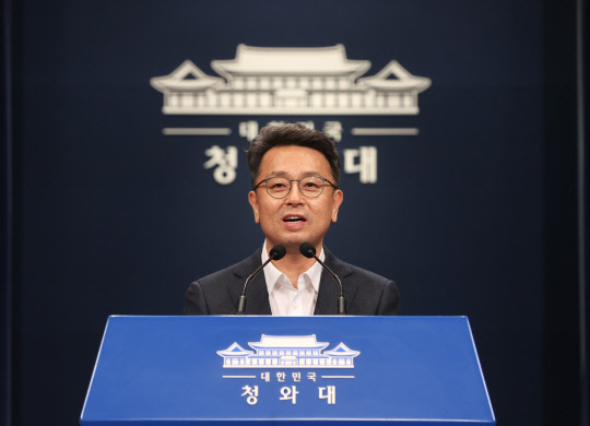 26일 이철희 청와대 정무수석이 청와대 춘추관 대브리핑룸에서 문재인 대통령과 이재명 더불어민주당 대선후보의 차담 결과와 관련해 브리핑하고 있다. 연합뉴스.